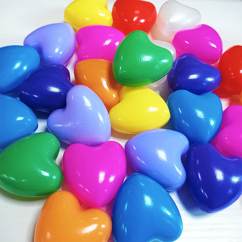 de nombreuses balles en plastique colorées dans une piscine à balles de nombreuses balles en plastique colorées dans une piscine à balles