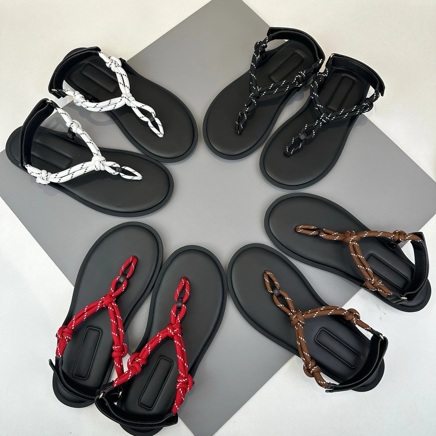 

Новые летние модные изысканные шлепанцы, сандалии на плоской подошве, серия Miu, удобные для кожи уличные летние сандалии из мягкой овчины