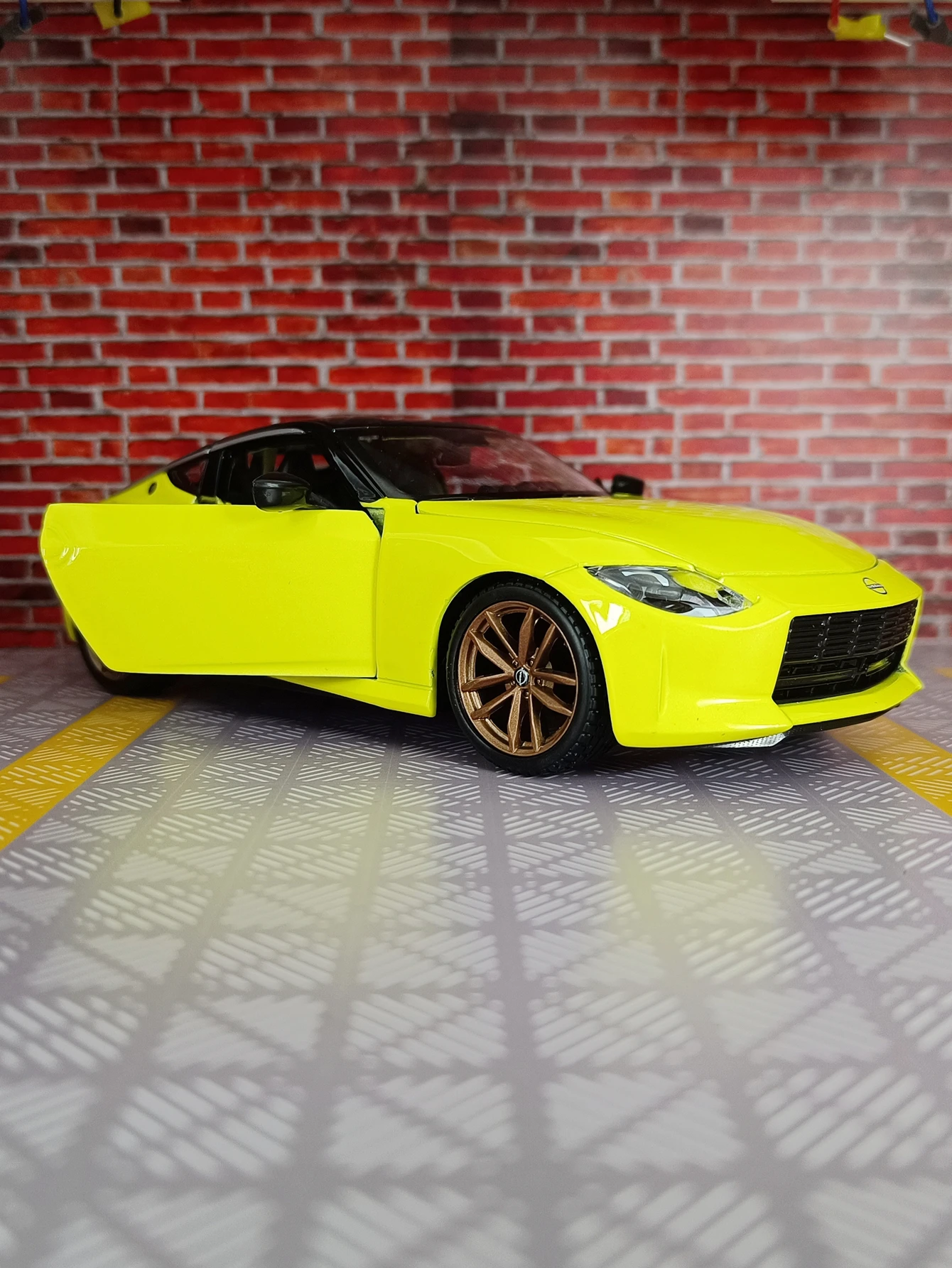 Maisto 1:24 simulation Nissan Z-alloy supercar model doors can be opened static convertible car ornaments collection gift