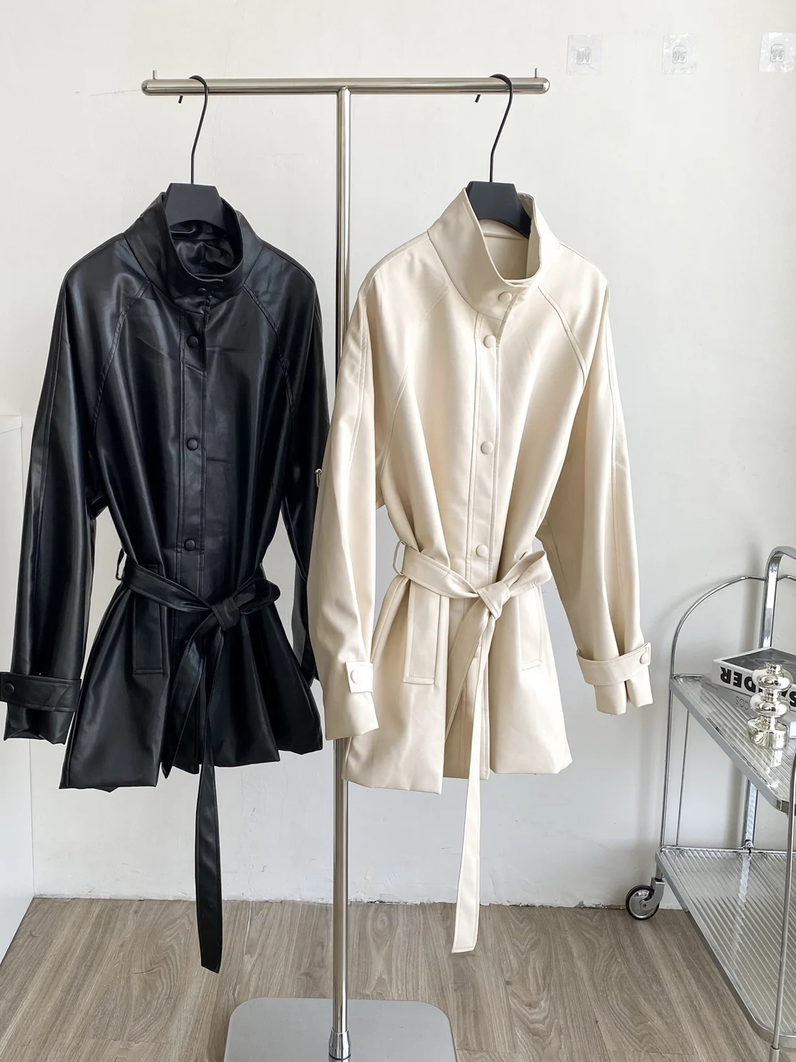 Briti Sle-abrigo con cuello levantado para mujer, chaqueta holgada informal Vintage con cinturón en la cintura, longitud media, de cuero, otoño 2025, recién llegado