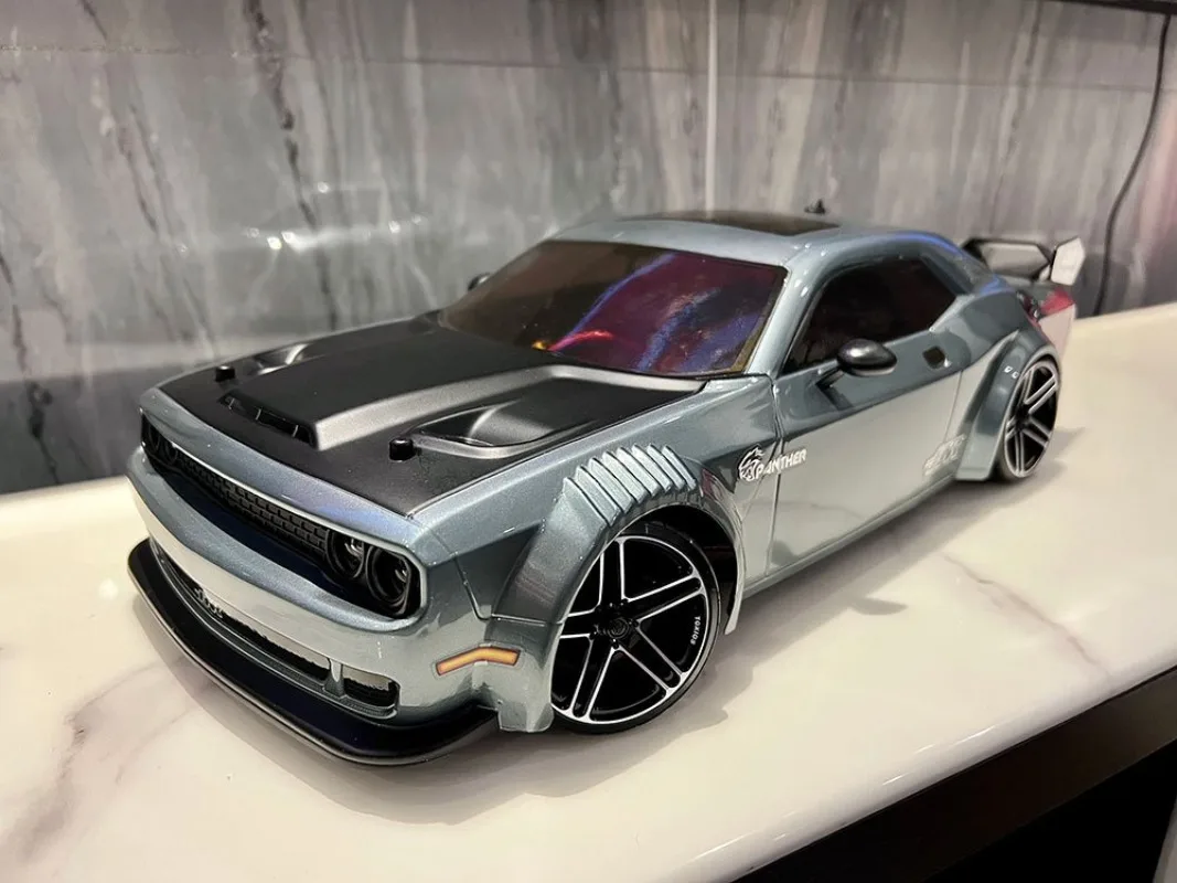 HNR Hongnuo H9802 1/10 coche eléctrico de deriva de plataforma con control remoto simulación Dodge SRT tracción en las cuatro ruedas coche modelo RC