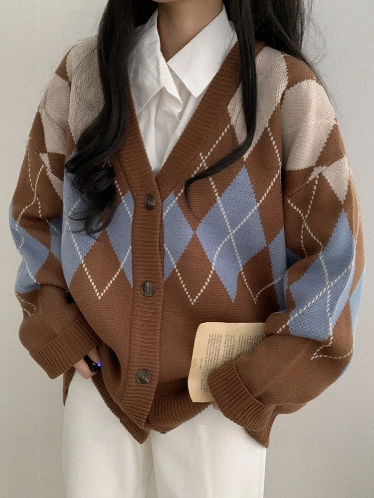 سترة Korobov الكورية Ins Preppy فضفاضة برقبة على شكل حرف V وصدر واحد من Argyle تناسب جميع المناسبات المحبوكة