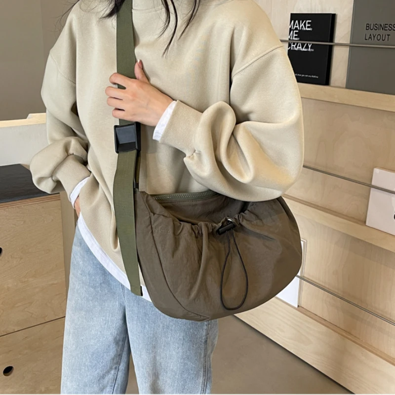 New Niche Design Nylon Shoulder Bag Fashionable Solid Color Pleated Crossbody Bag Casual Versatile Classroom Commuting SaddleBag