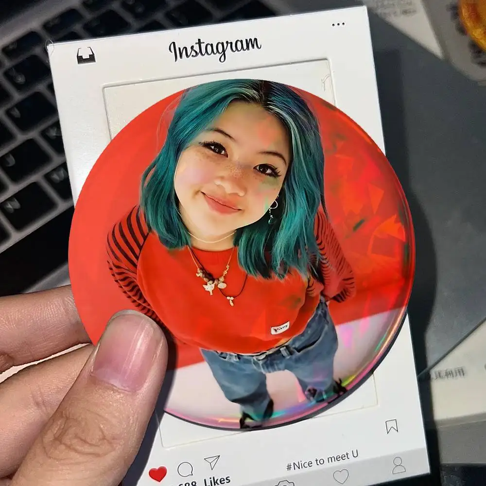 Singer B-Beabadoobee For Badge Laser Holographic Custom Badge Image Metal Lapel Pin Brooch For Clothing Backpack Decorative