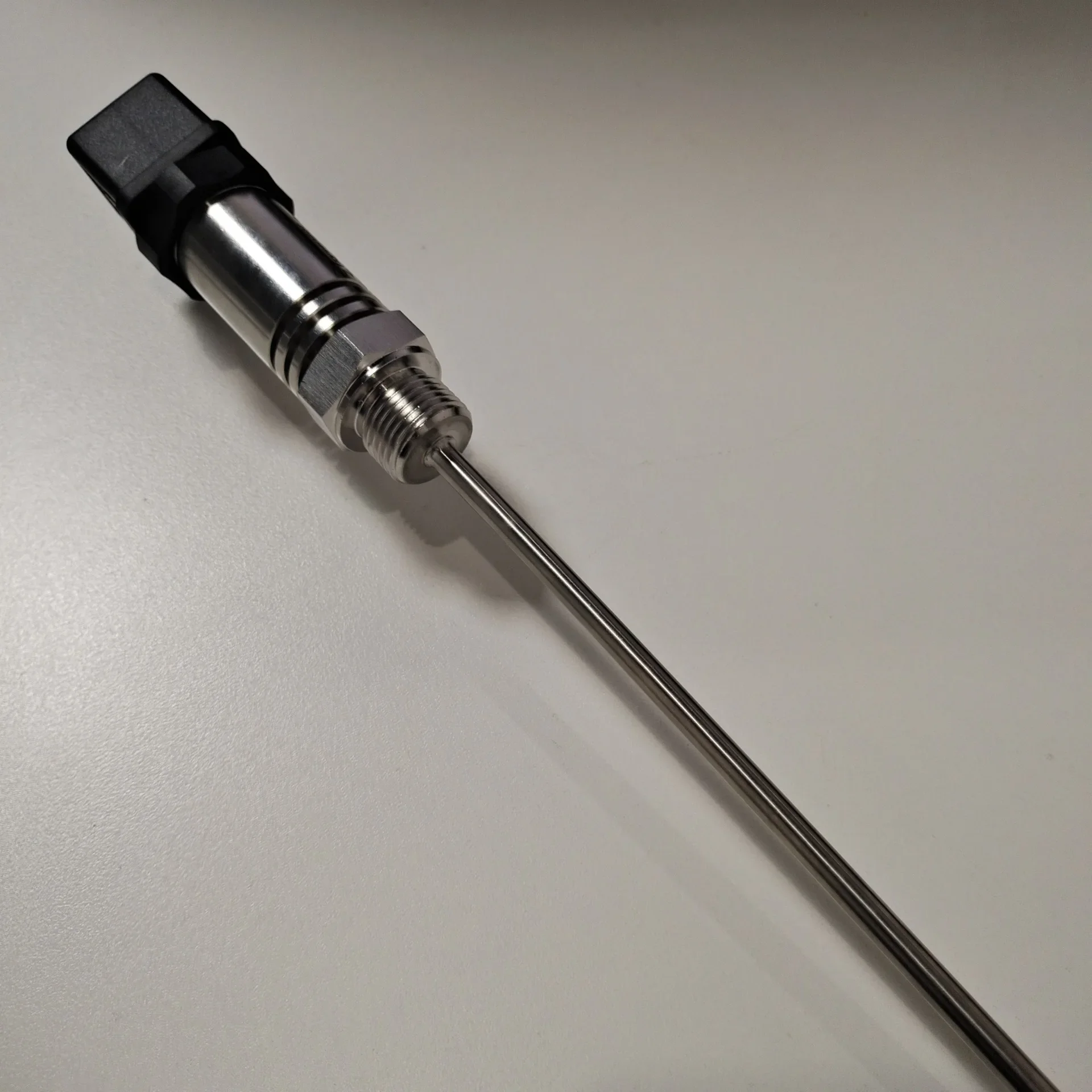 ZYSNSOR Temperature Transmitter 0-100 Degrees 4-20MA Pipe Diameter 6MM Pipe Length 550MM Thread G1/2