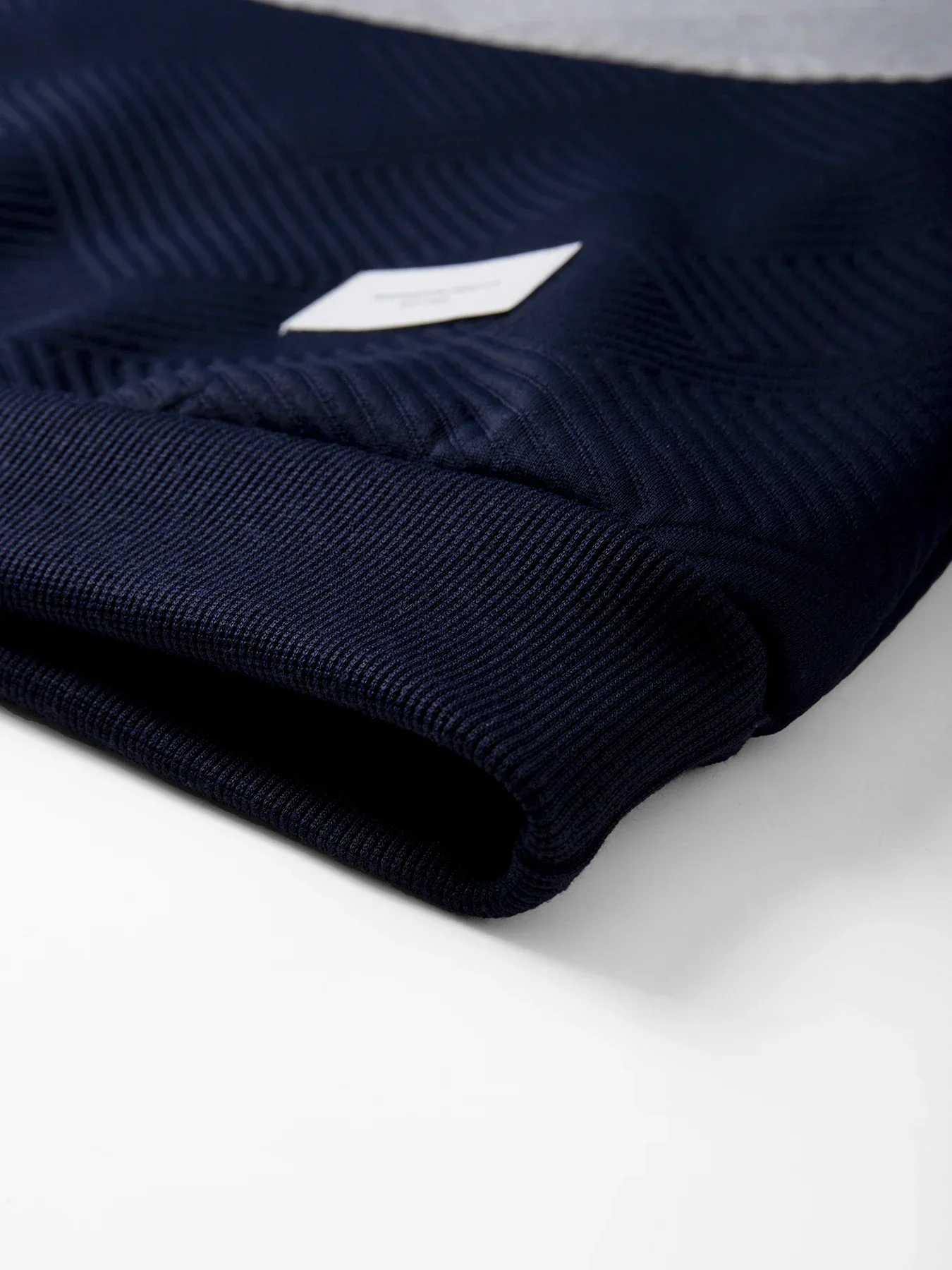 Herren-Sweatshirt, warm und weich, mit Farbblock-Design, Fleece-Futter, strukturierte Oberfläche, ideal für Herbst und Winter, lässig für den täglichen Gebrauch. – Detail 8