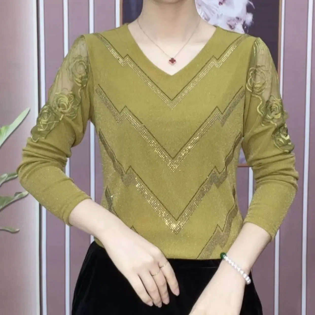 Tiktok Xirui Moda damska Zagraniczny elegancki styl Cienkie noszenie Wszechstronna siateczkowa koszula z dekoltem w szpic w jednolitym kolorze Casualowa koszula z długim rękawem