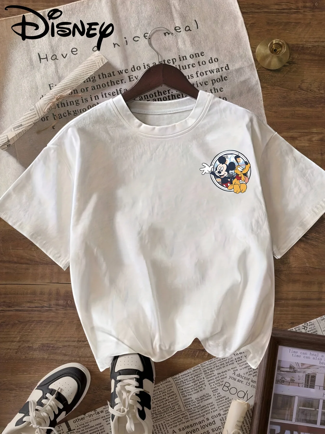 

Женская футболка с рисунком Микки Мауса Диснея — белая повседневная футболка с круглым вырезом и короткими рукавами с дизайном Микки и Минни Маус