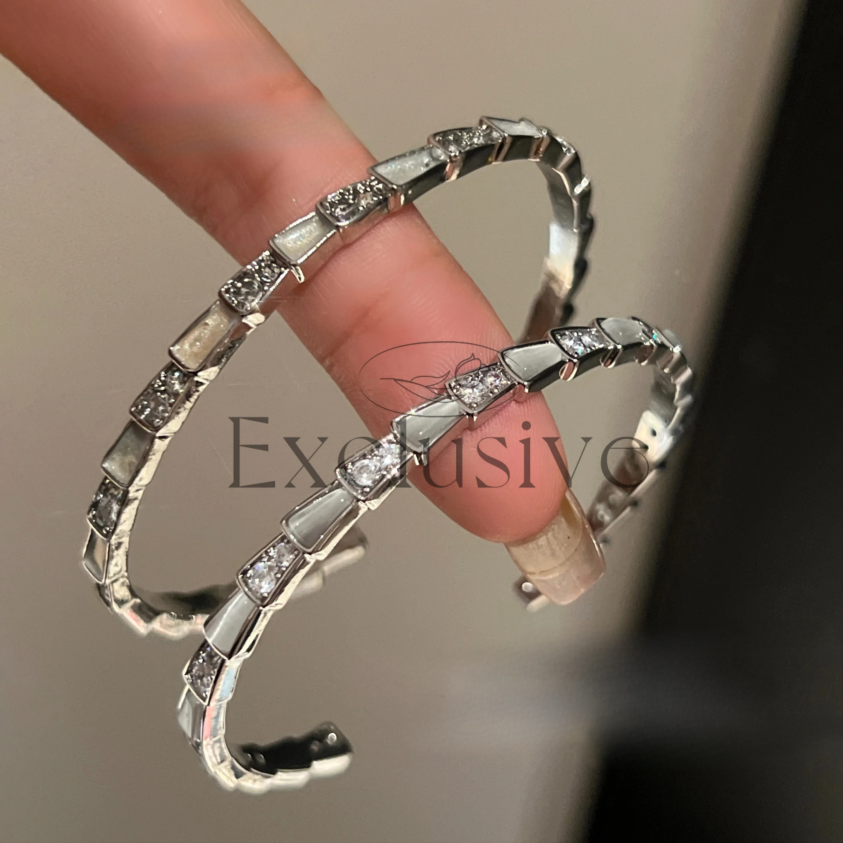 Fritillary spirit snake bracelet flash diamond texture bracelet big name gemstone light luxury opening silver