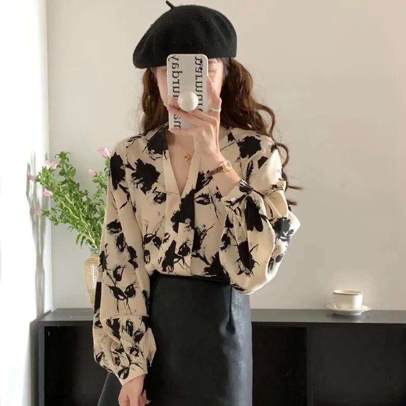 Fashion Elegant Spring/Summer New Button Women\'s V-Neck Printing Temperament Simplicity All-match Loose Long Sleeve Shirts Tops