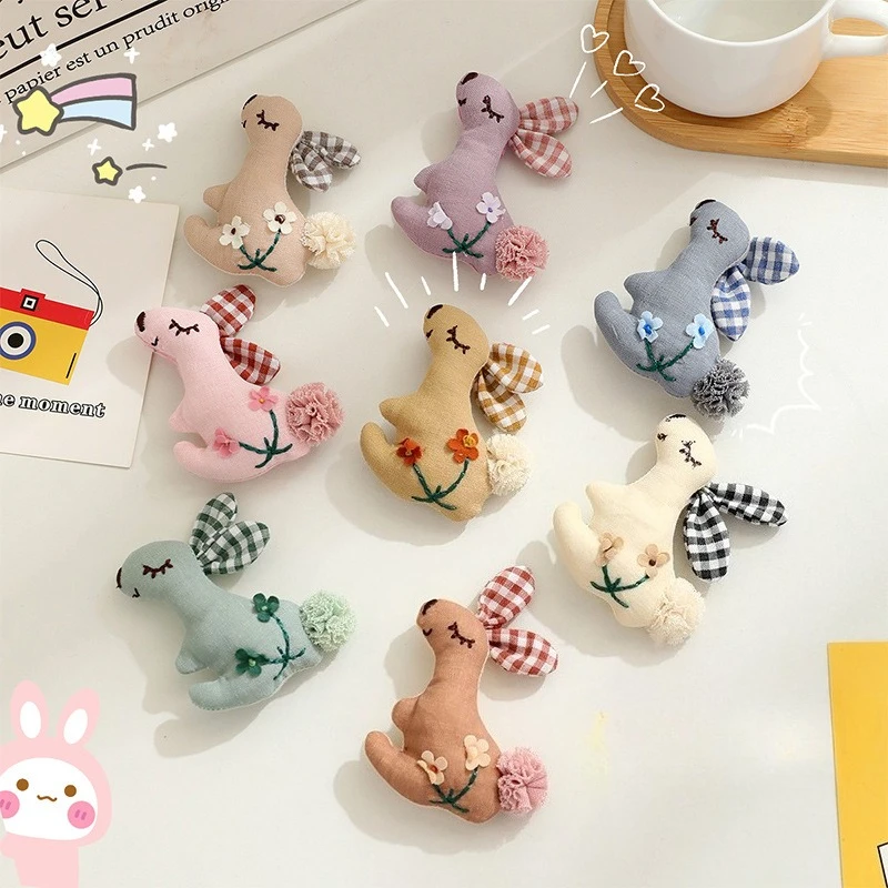 

Изысканная брошь-кролик: милый зайчик с клетчатыми ушками и цветочным бантом, булавка для одежды и сумок, аксессуар для повседневного образа в стиле кавай.