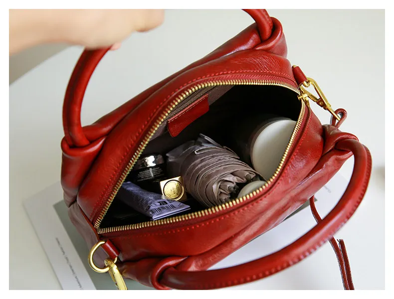Von Modedesignern handgefertigte, hochwertige Damenhandtaschen aus echtem Leder, luxuriöse Outdoor- und Party-Umhängetaschen aus weichem Leder. – Detail 4