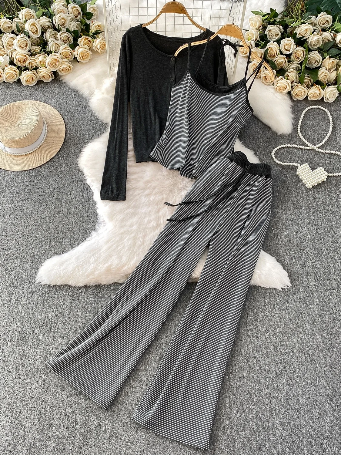 

2025 Новый вязаный длинный свек для защиты от солнца с нагрудной подушечкой, подвесной ремень, повседневные полосатые широкие брюки, футболка...