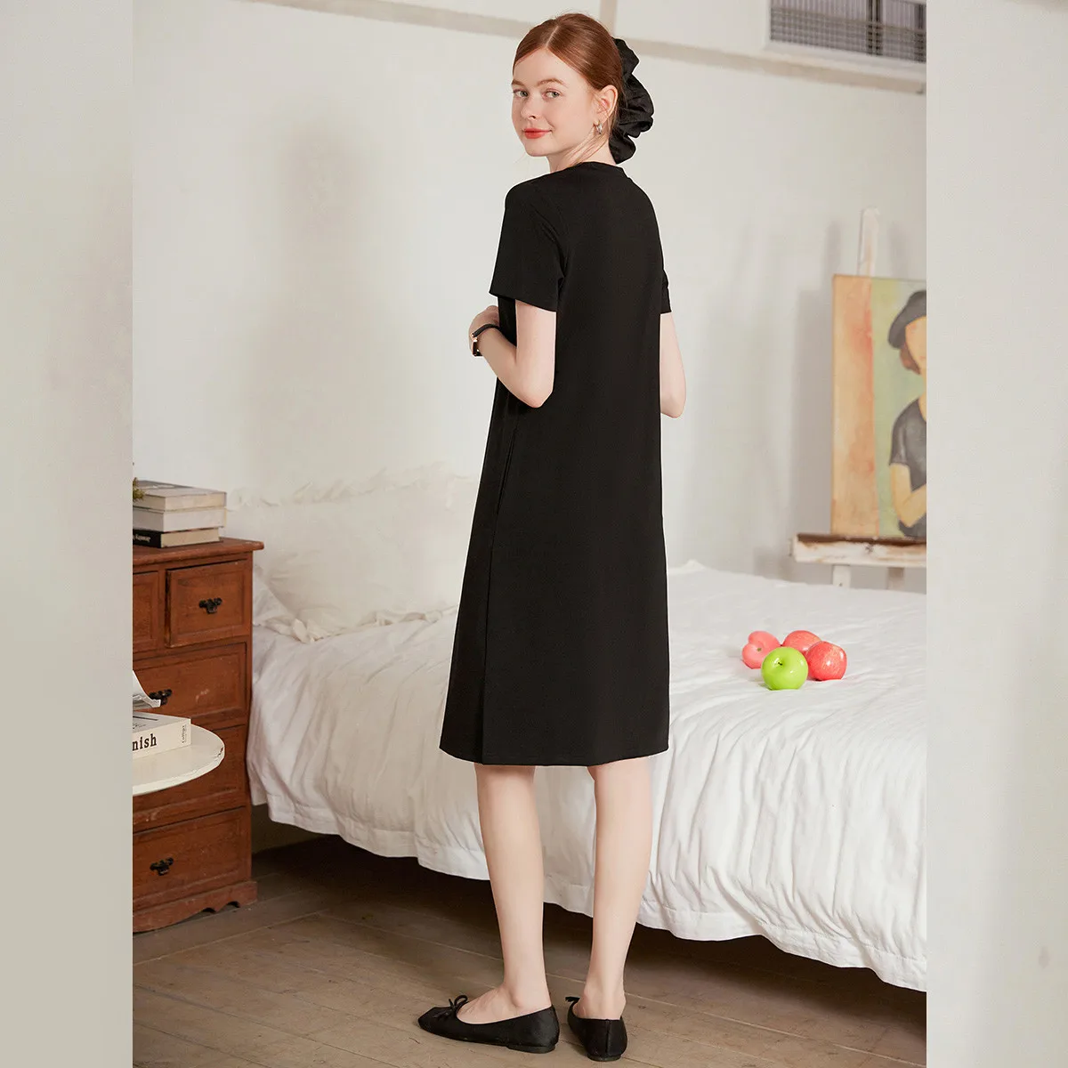 LOUIS YAO 新作 スパンコール刺繍 蝶々柄 レディース Tシャツワンピース 夏 2025 カジュアル ラウンドネック スリット入り 半袖ワンピース