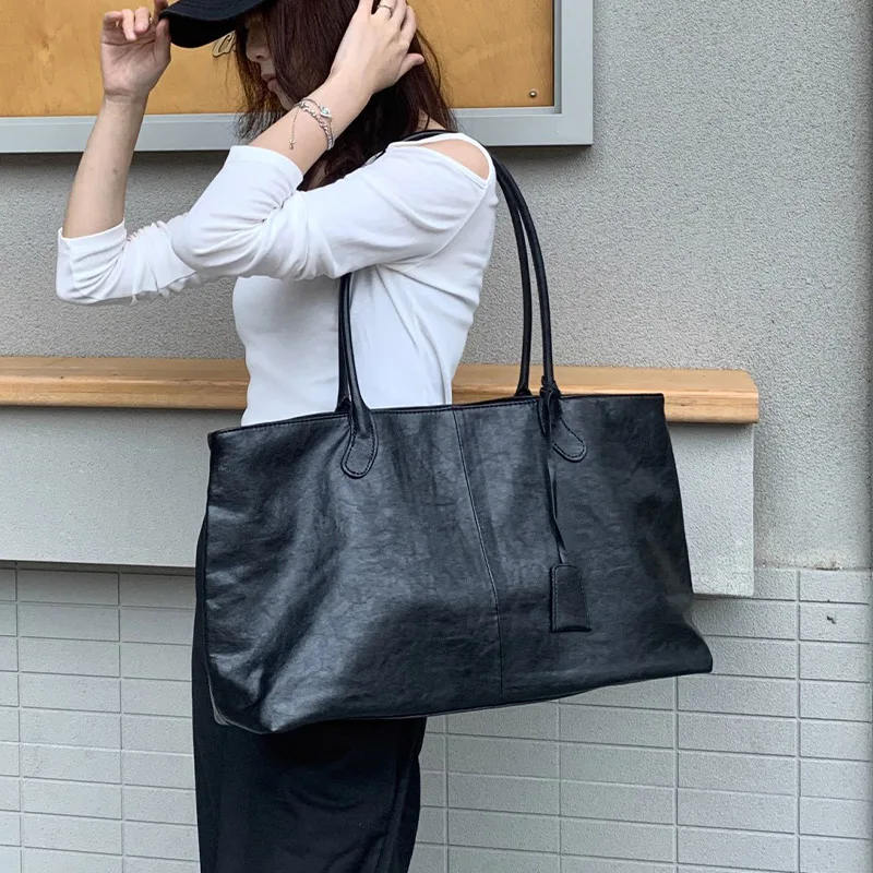 

Women's Retro Soft PU Leather Handbag 2026 Autumn and Winter New Sle Multifunctional Commuting Large Capacity Shoulder Faion Bag
