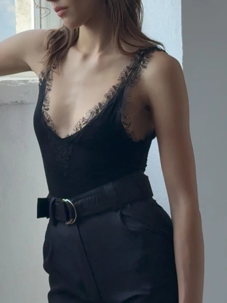 Body de mujer con encaje, negro, con un ajuste seductor y elástico que abraza el cuerpo, nuevo estilo de verano 2026