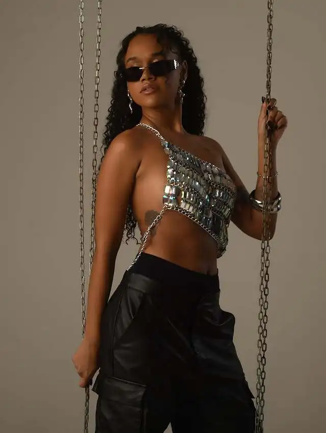 Damen-Crop-Top mit einem Schulterträger, ärmellos, glänzendes, reflektierendes Party-Club-Top, Einheitsgröße, Damen-Festival-Top für den Abend, modisches Oberteil. – Detail 2
