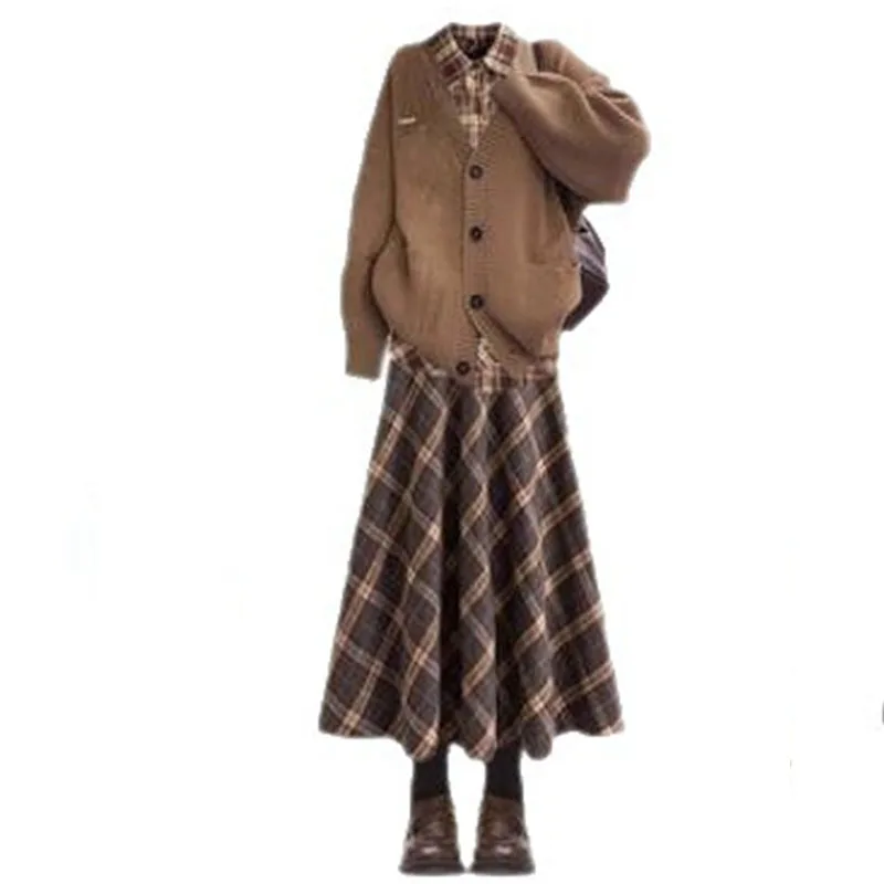 Roupa estilo Academia da moda outono com um conjunto completo de tops de estilo redutor de idade, camisas xadrez em camadas e meia saia