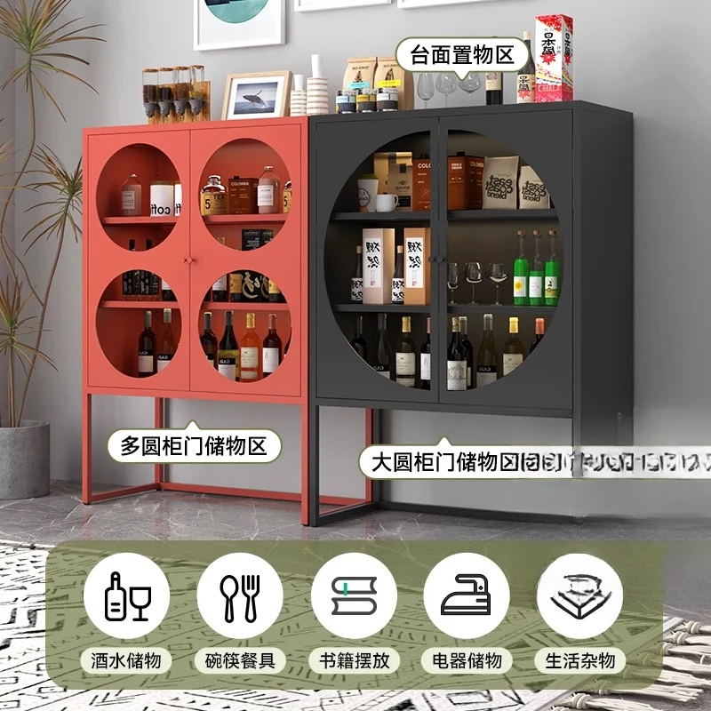 خزانة مشروبات فاخرة من الحديد المطاوع بإضاءة نورديك، وخزانة جانبية لتناول الطعام على الحائط، وعرض باب زجاجي لغرفة المعيشة