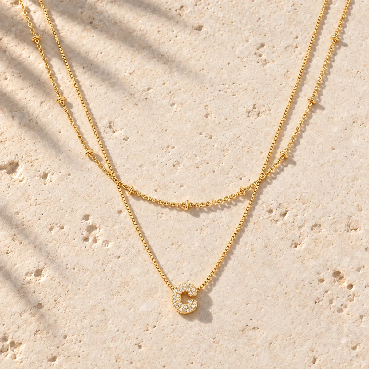 Vergoldete Buchstabenkette für Damen und Herren, Doppelschichtige Perlenkette mit Initialanhänger, Zirkonia-Schmuck für besondere Anlässe – Detail 6