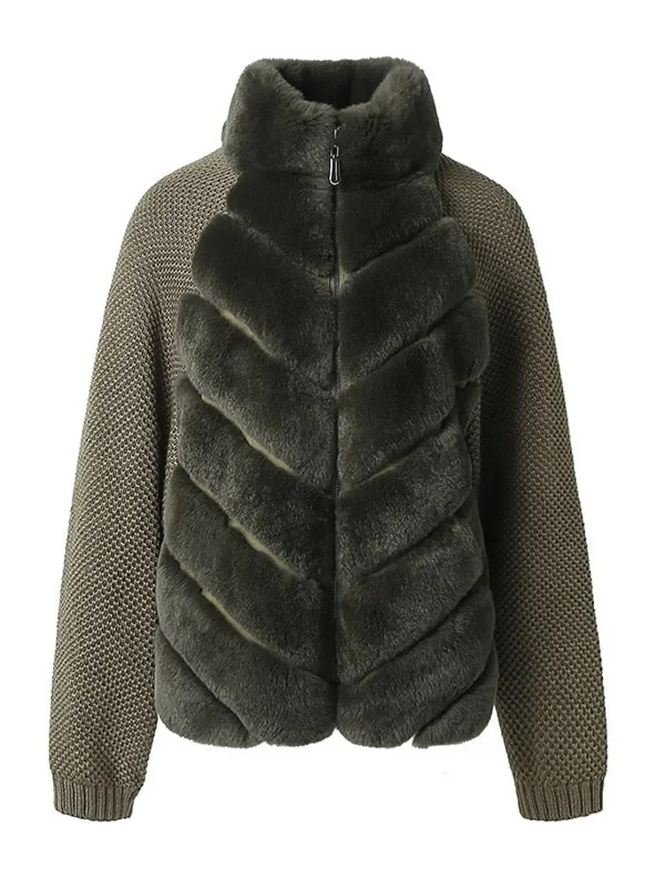 سترة نسائية مرقعة رمادي أسود مخطط من الفرو الصناعي مع أكمام محبوكة معطف بياقة عالية لخريف 2025 ملابس خارجية نسائية دافئة