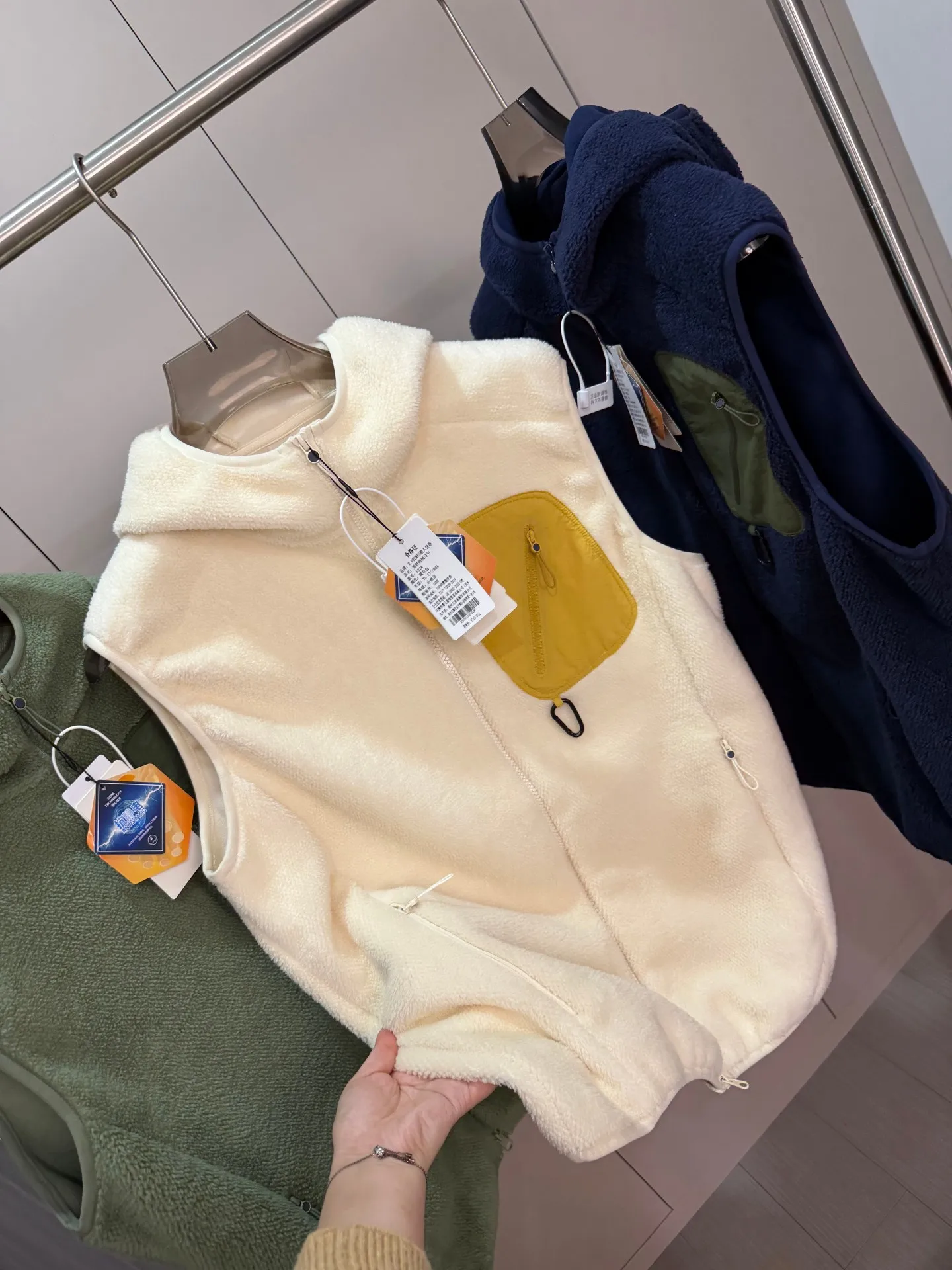 

Утепленный флисовый жилет с капюшоном для мужчин, осенне-зимний, модный, с цветными вставками, приталенный крой, на молнии