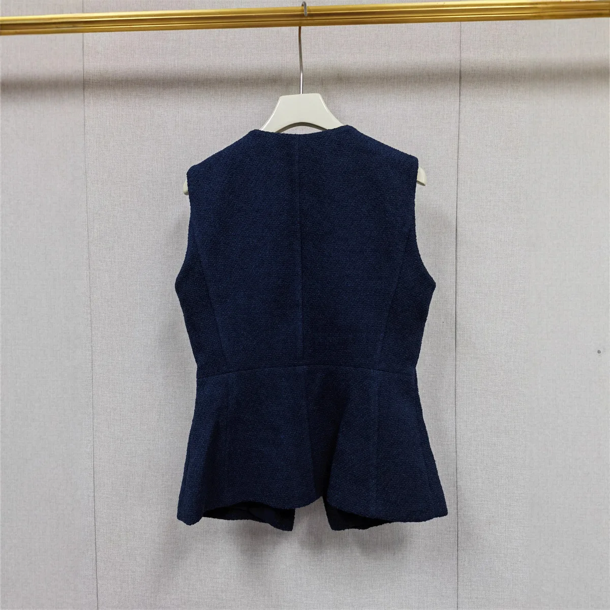 Elegancka damska kamizelka bez rękawów z okrągłym dekoltem, dopasowany krój, jednorzędowa, z kieszenią.