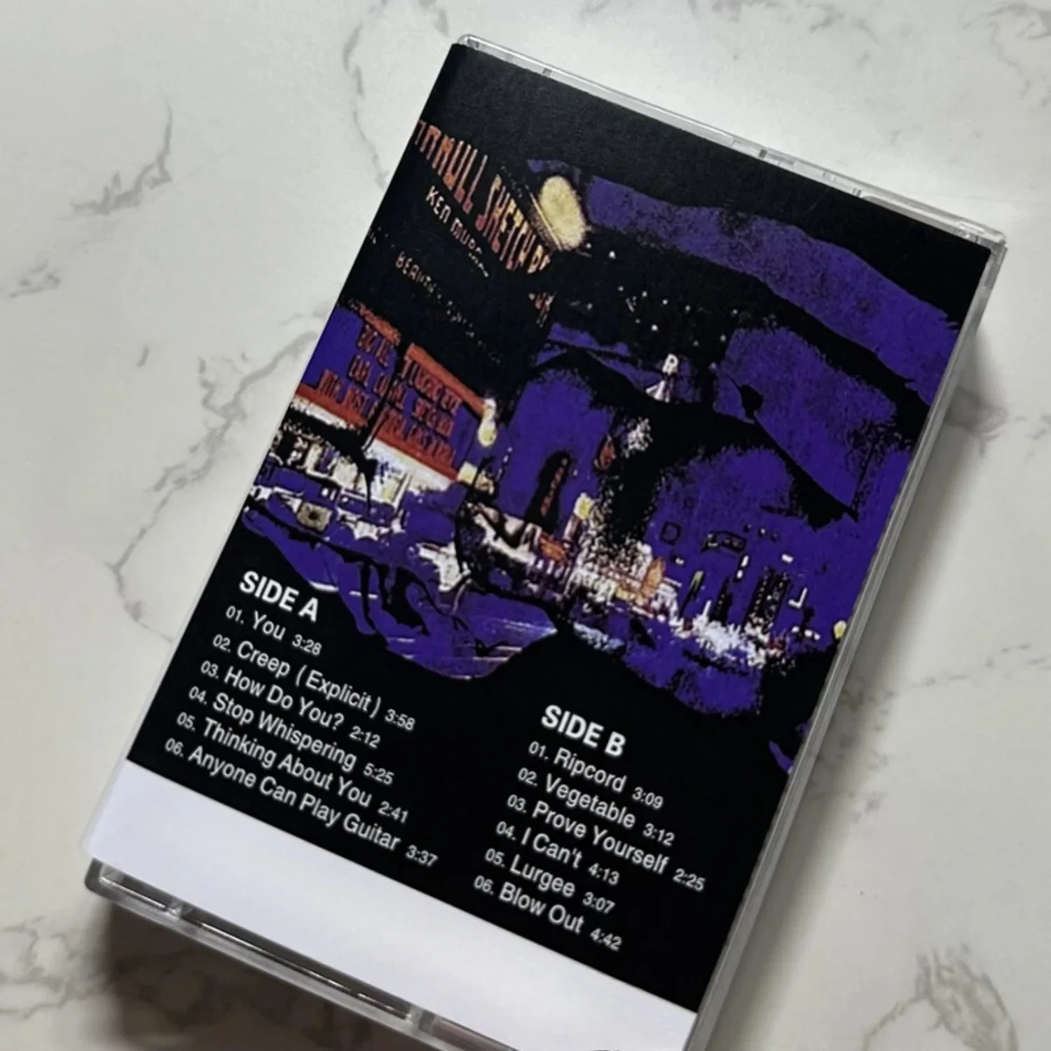 Álbum de Estúdio Clássico de Rock Alternativo, Capa de Arte com Colagem de Girassol Amarelo, Cassete Vintage Selado