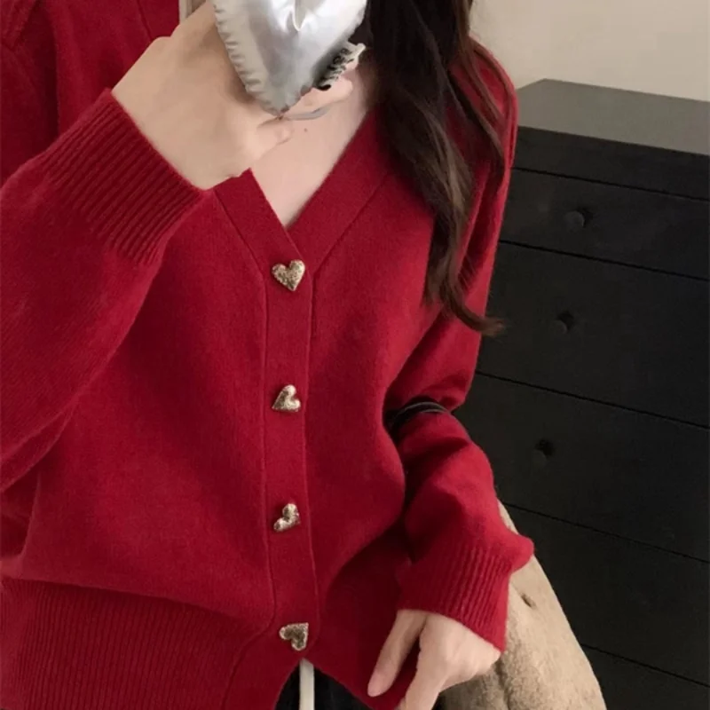 เสื้อคาร์ดิแกนถักนิตติ้งสีแดงเชอร์รี่คอวีติดกระดุมลายหัวใจสำหรับผู้หญิง ดีไซน์ฤดูใบไม้ร่วงฤดูหนาว เน้นสัดส่วนรัดเอว เนื้อผ้านุ่ม