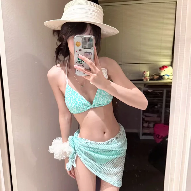 

Новый корейский комплект бикини из трех предметов 2026 года, молодежный купальник из двух частей для студентов – для пляжного отдыха и использования в горячих источниках