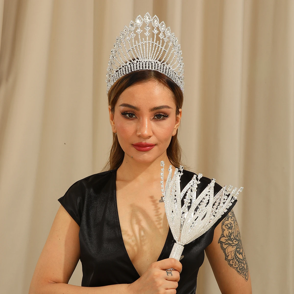 اكسسوارات شعر الزفاف الزفاف الفضة كريستال الشعر تاج سبيكة الماس تاج المرأة الأزياء الراقية غطاء الرأس الغلاف الجوي