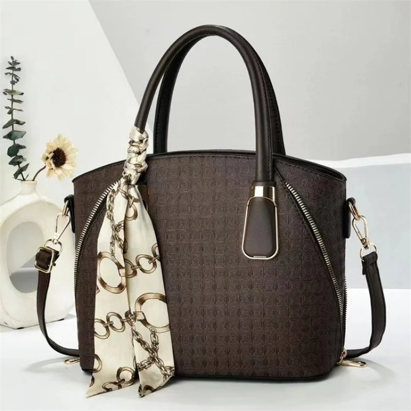 

Casual Weekender Bag In Soft Supple Leather With Long Shoulder Strap Short Trips