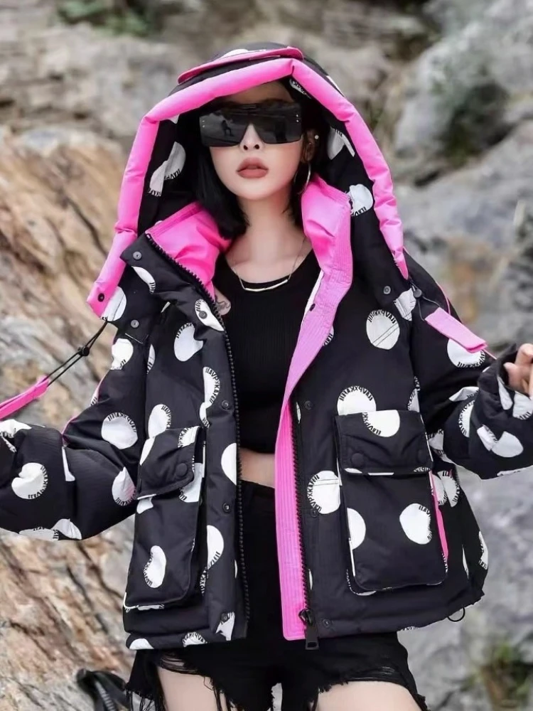 

Пуховик с волнистым принтом в горошек, зима 2025, новый корейский модный контрастный паркер с капюшоном, женский утолщенный свободный пуховик с белой уткой
