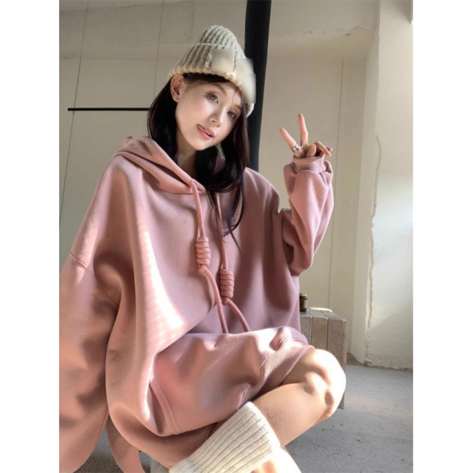 سترة بغطاء للرأس للرجال فضفاضة مناسبة للخريف والشتاء بالإضافة إلى حجم مريح كاجوال فضفاض يغطي اللحوم الكورية من نسيج البوليستر