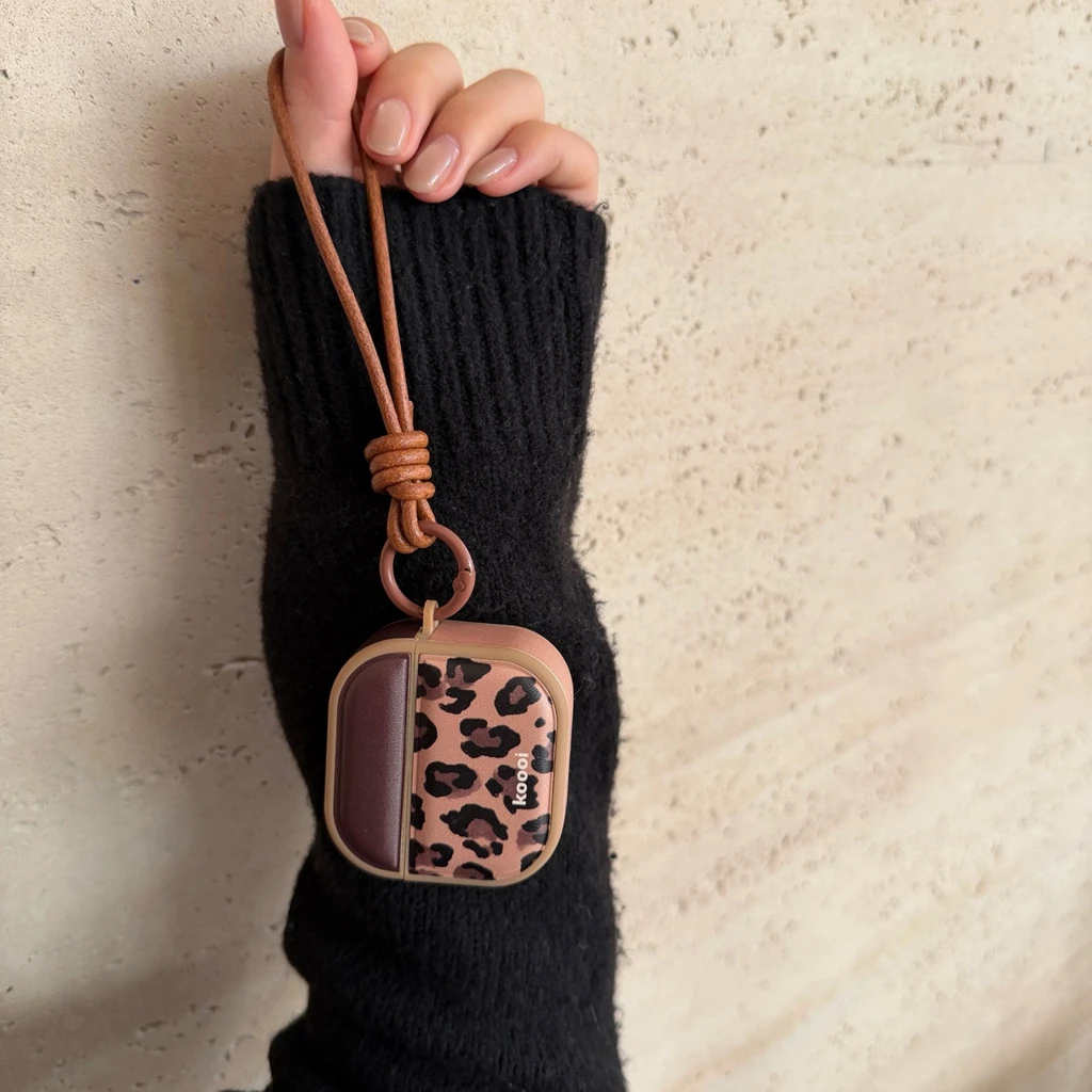 Hochwertige braune Kopfhörerhülle aus Kunstleder mit Leopardenmuster, inklusive Trageband und Magnetverschluss, zum Schutz der AirPods 1 oder 2, 3, 4, 5, Pro 2, Pro 3.