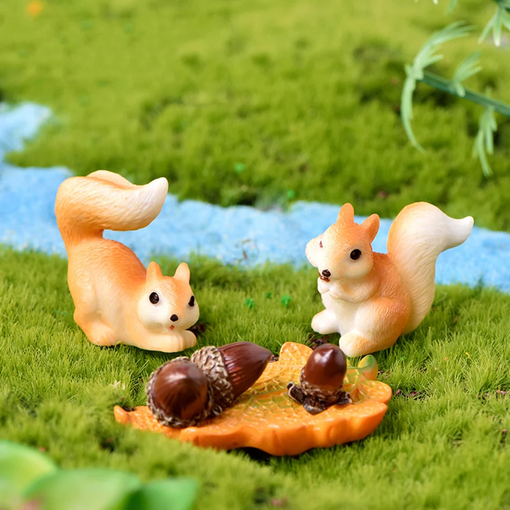 1pcs Mini Squirrel Figurine Pine Cones Kawaii Accessories House Decoration Desk Garden Home Decor