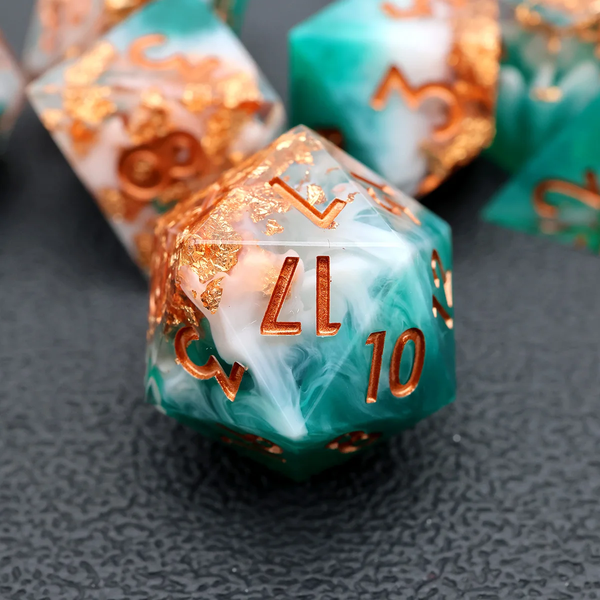 

Набор кубиков ручной работы из смолы DND — дымчато-зелено-белая многогранная ролевая игра с акцентами из медной фольги для настольной игры Dungeons & Dragons