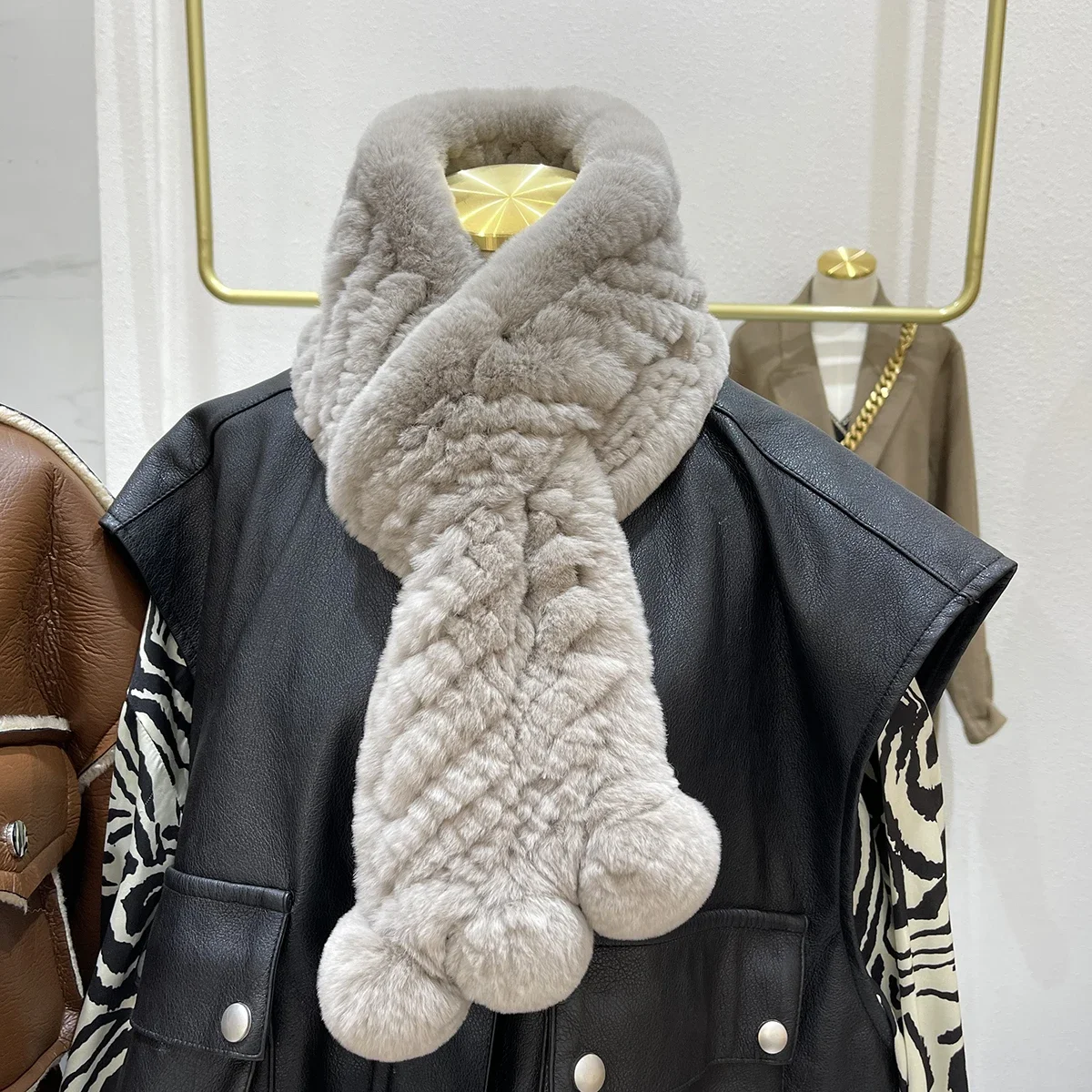 Echter Rex-Kaninchenfell-Schal für Damen, Winter, dick, warm, gestrickter Schal, doppelseitig, weicher Nackenwärmer, niedlicher Pompon-Kragen-Wickel. – Detail 7