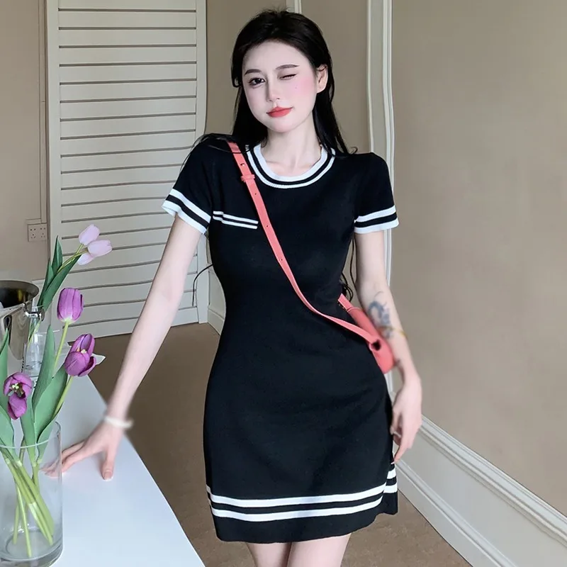 Fashionable and Sexy 2024 Summer Korean Round Neck Stripe Splicing Slim Fit Fashion Casual Versatile Knitted Short Dress