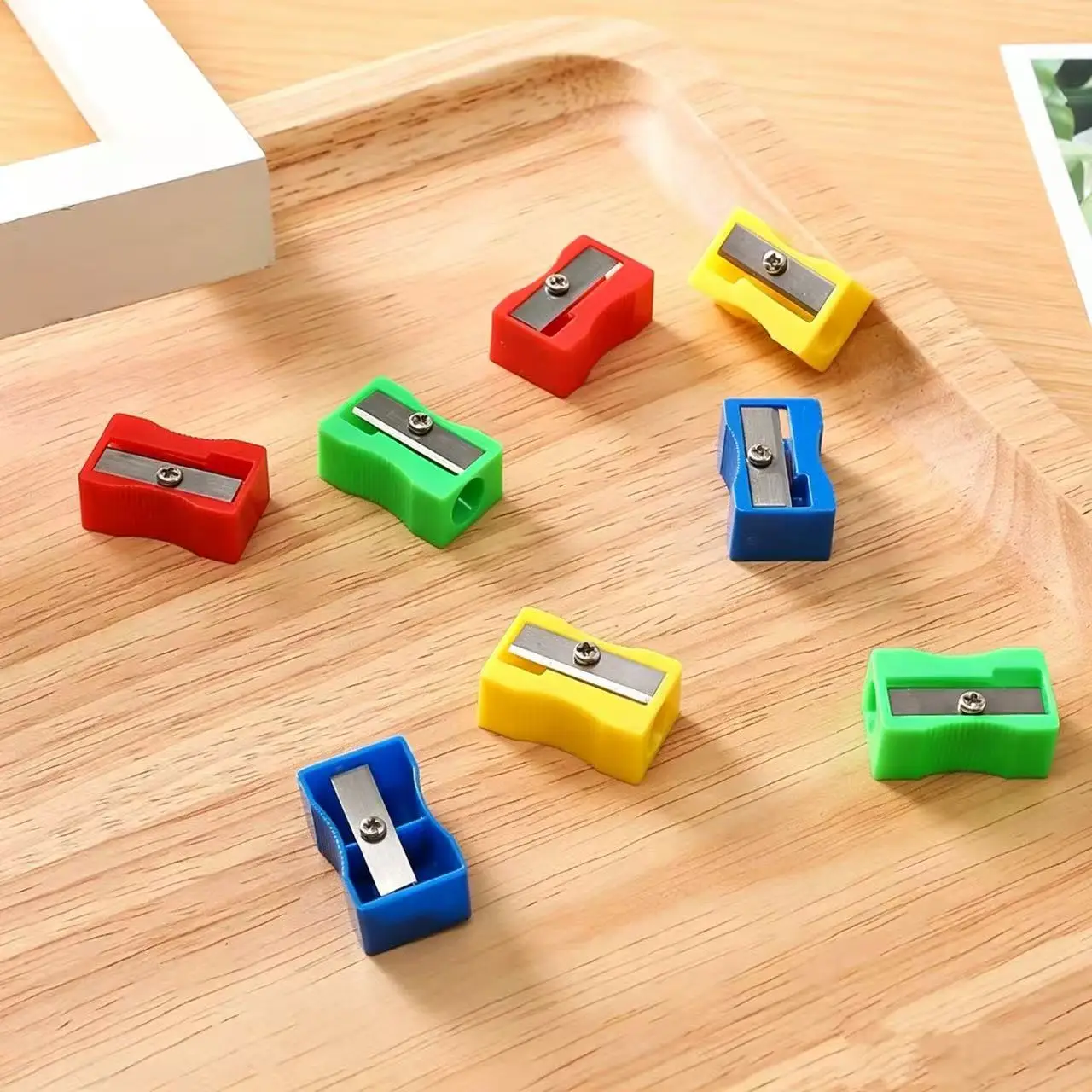 Random 4Pcs Pencil Sharpener Mini Plastic Manual Cutter for Pencil Eyebrow Pencil Students School Stationery