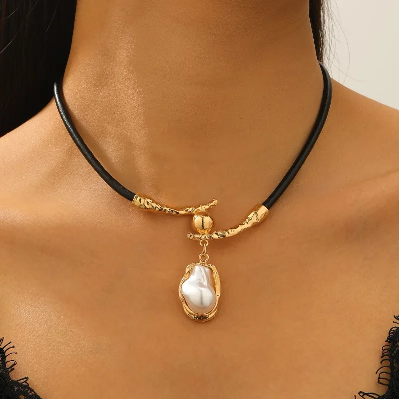 

Irregular Baroque shaped imitation pearl necklace, women's high-end feeling, autumn and winter leather collar decoration