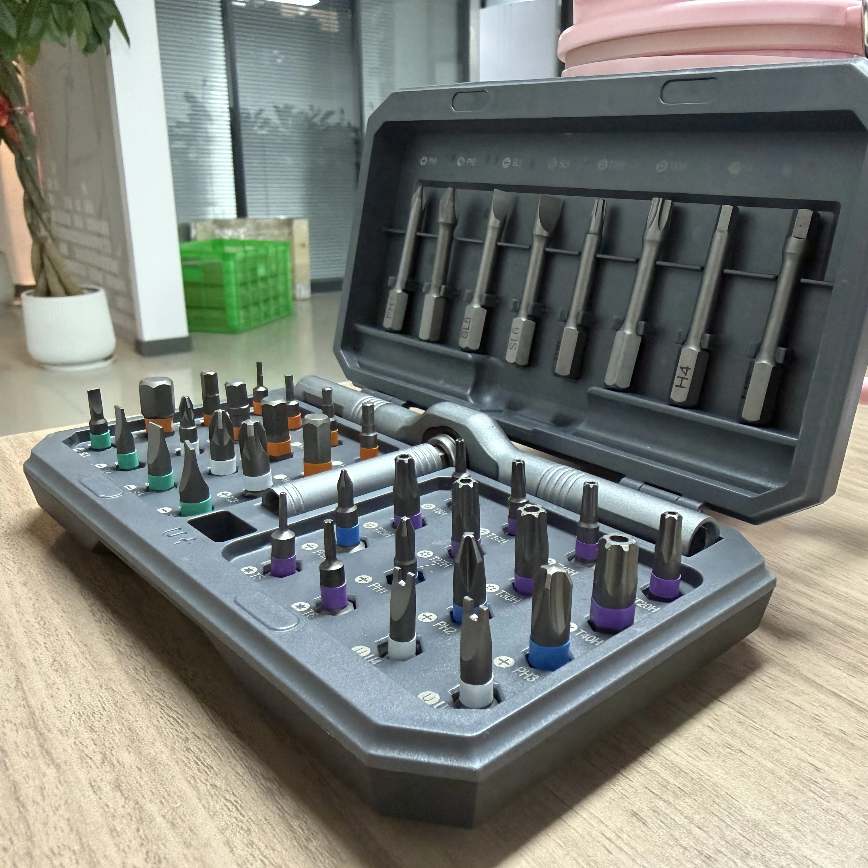 24 in 1 Magnetic Screwdriver Set Magnetic Compact and Portable Ratchet Screwdriver with Reversible High Torque Drive Handle