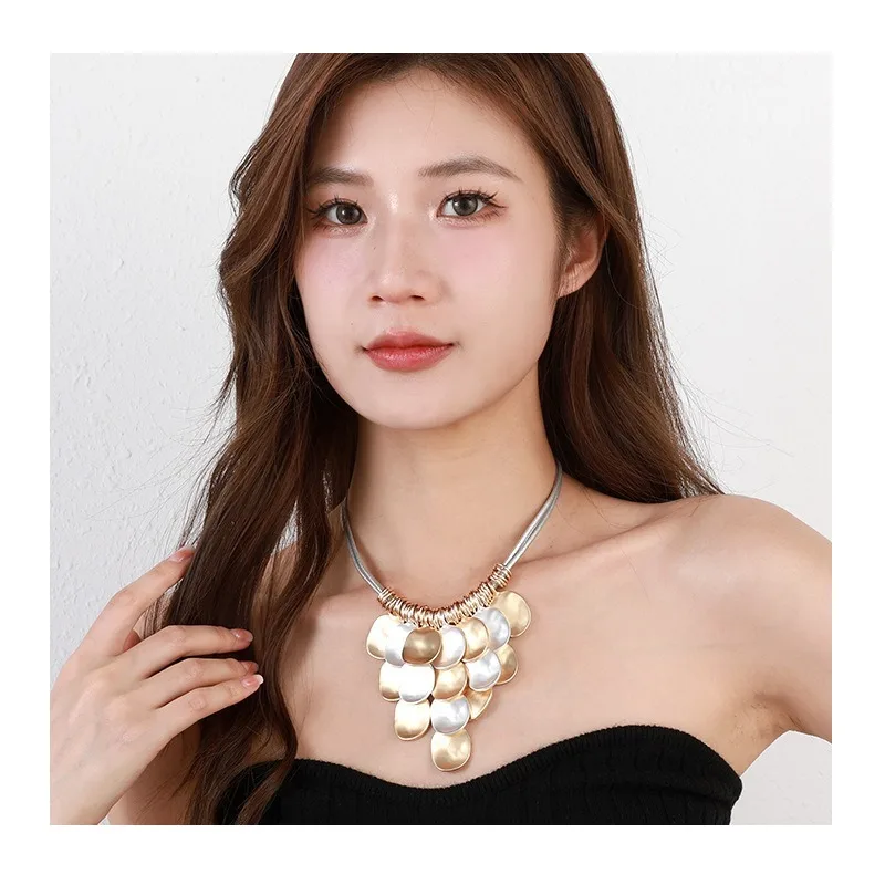 

New Foreign Trade Special for Simple Wind Geometric Metal Fashion Contrasting Color Versatile Women's Collarbone Chain