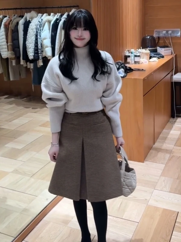 

Корейский стиль: свободный вязаный свитер и юбка в клетку, комплект из двух предметов для женщин, осенний сезон, высокая талия, длинный рукав, круглый вырез.