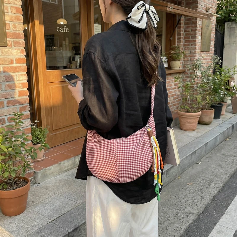 

Новая весенне-летняя сумка-хобо из микрофибры в клетку на молнии, модная портативная сумка через плечо для повседневных поездок, хит продаж, универсальная стильная сумка