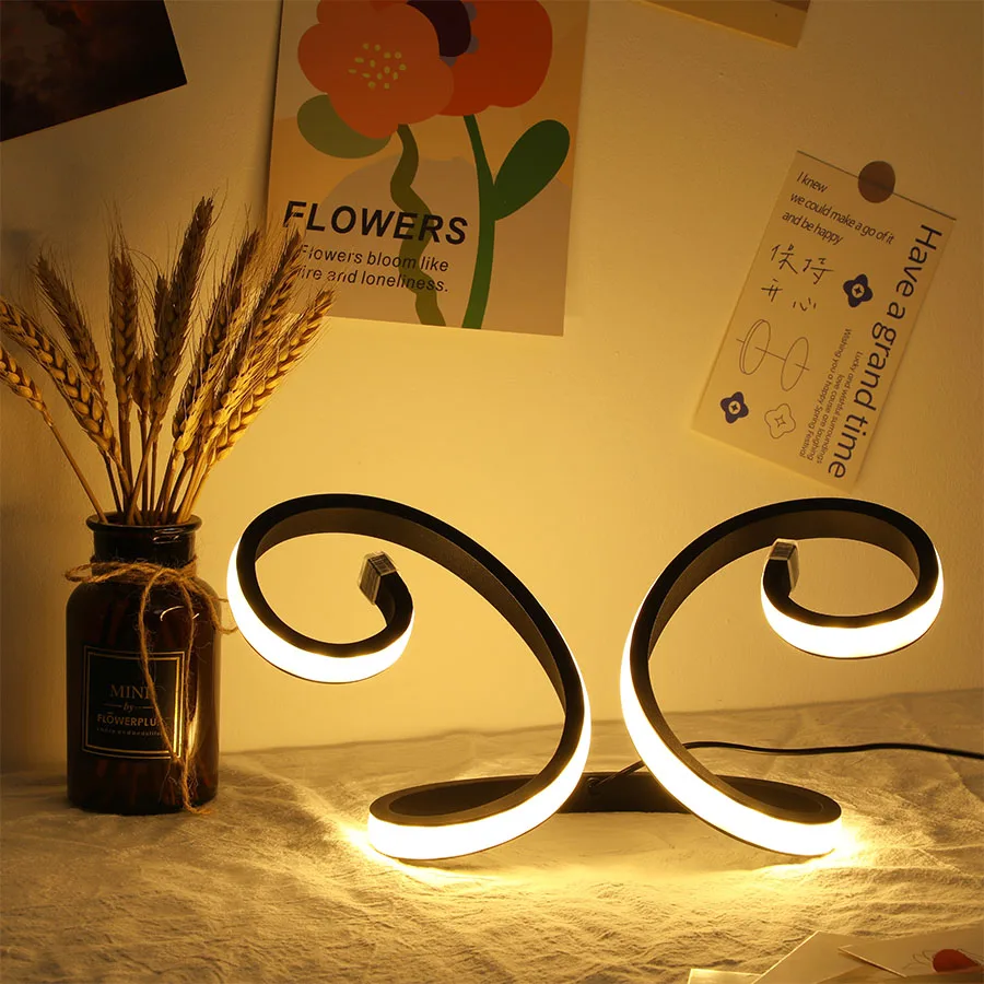 

Настольная лампа с сильным ощущением дизайна и полной атмосферы, питание от USB, трехцветное затемнение, подходит для различных случаев.