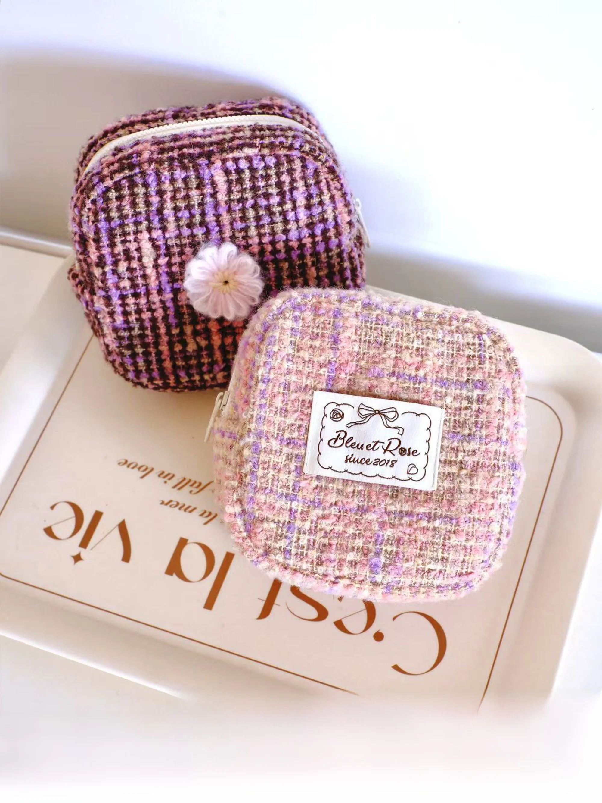 

Оригинальная компактная косметичка Bleu Et Rose из пушистой ткани с цветочным узором, сумка для хранения, кубообразный дизайн, на молнии, для дома и организации вещей