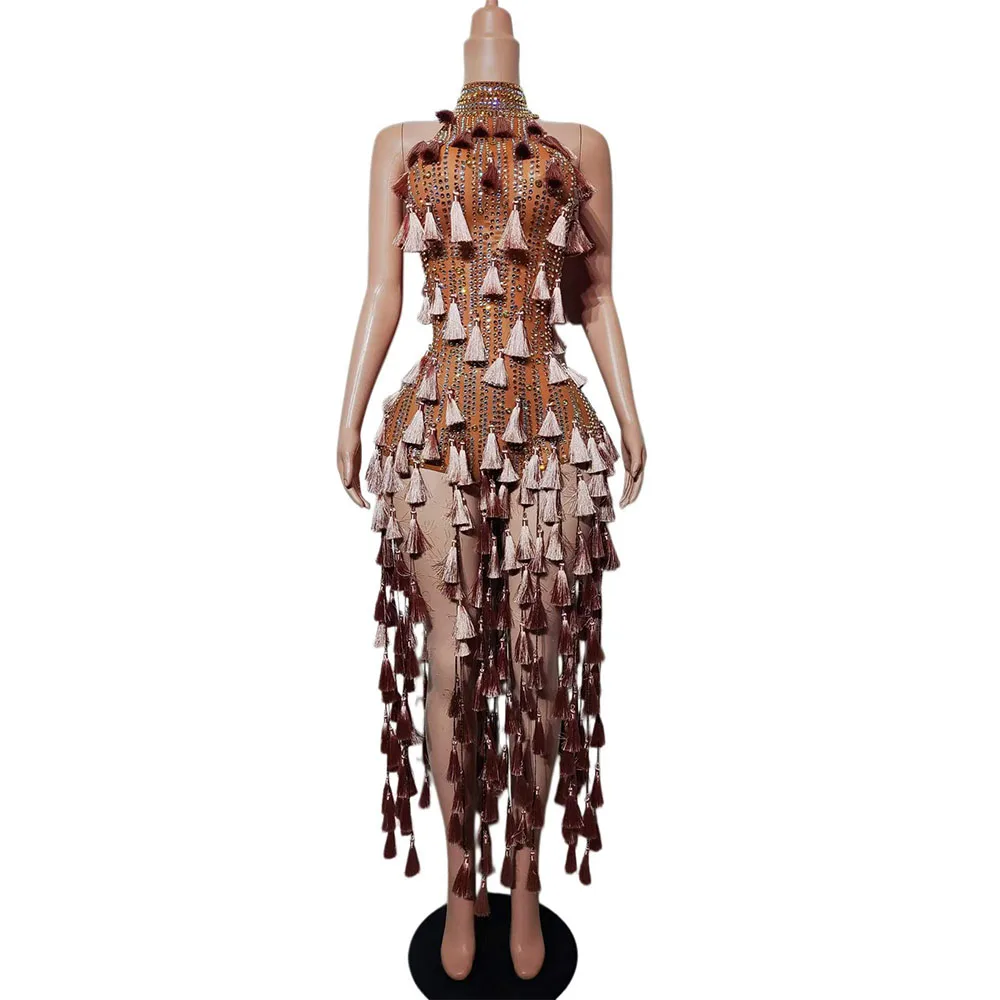 Vestido de malla marrón sin mangas para mujer con borlas y pedrería brillante, ideal para fiestas, cantantes, bailarinas, drag queens, actuaciones y sesiones de fotos.
