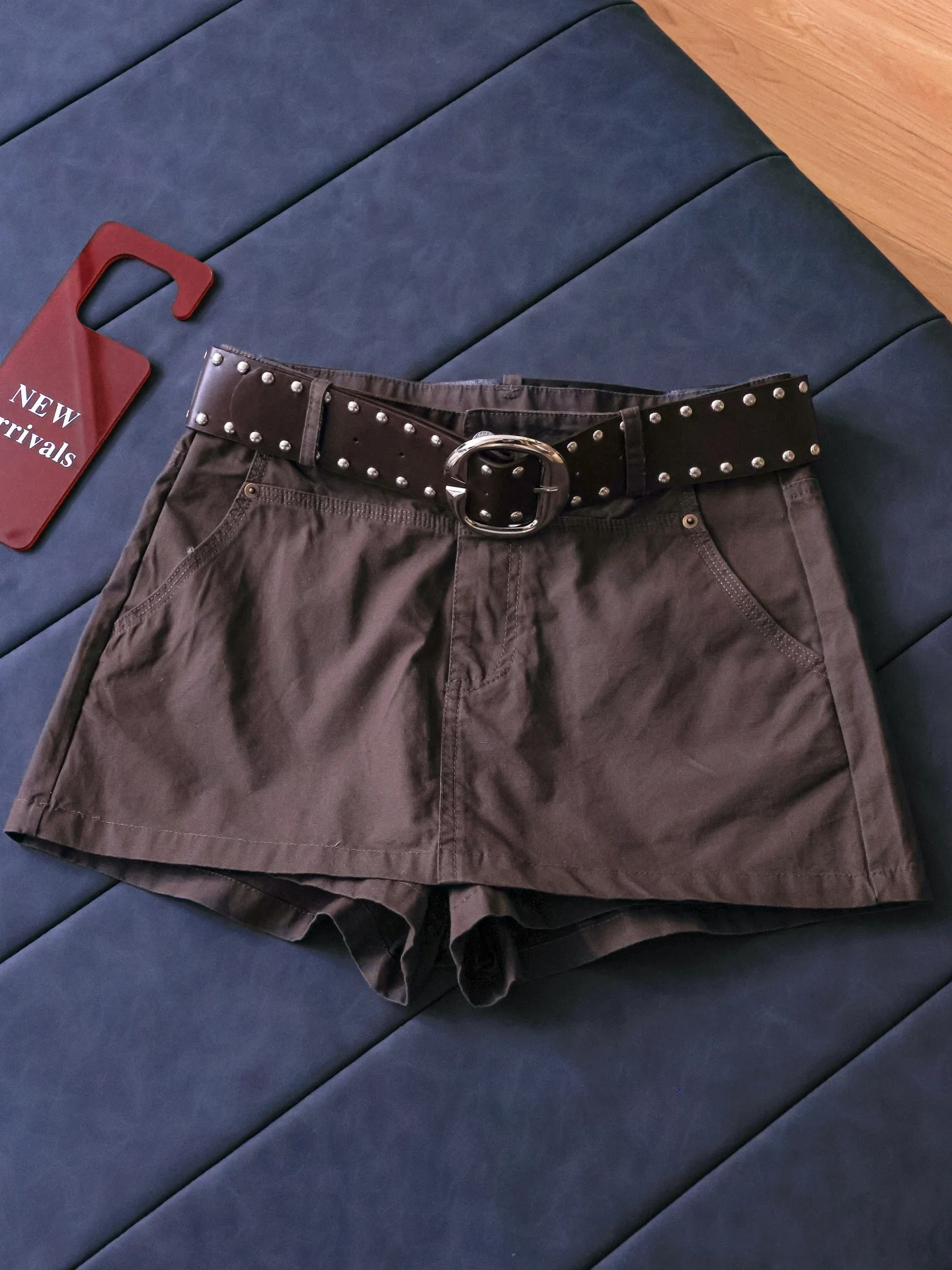 

Modern Rivet Belt Decorated Wide Leg Short Pants Casual High Waist Zipper Closure Polyester Fiber Ladies Summer New Style