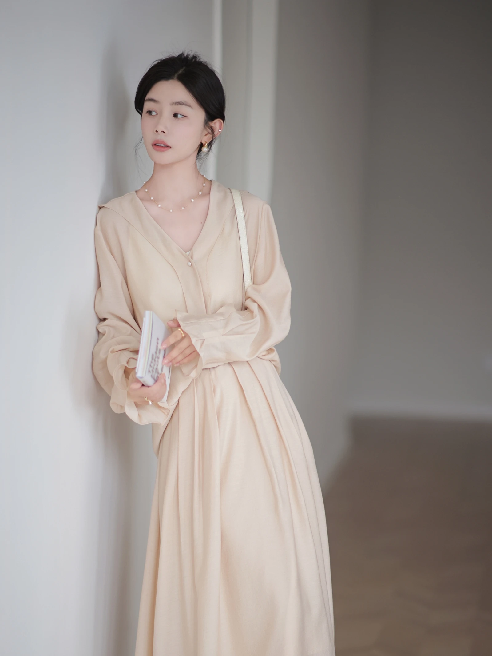 

Loose Fit V-Ne Top with Pleated A-Line Skirt in Acetate Series by Zhao Daxi Pure Color Knittedwear for Women Winter Collection